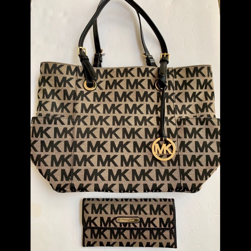 Matching MICHAEL KORS MK Signature Bag + Wallet